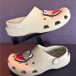 Crocs Classic Clogs for adults featuring a Kermit the Frog Jibbitz charm, M6 W8